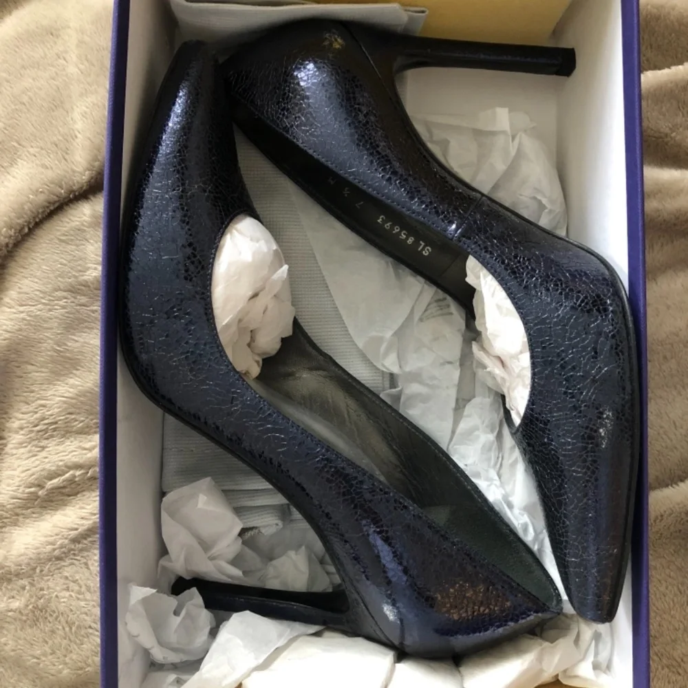 Stuart Weitzman - Picture 4 of 5